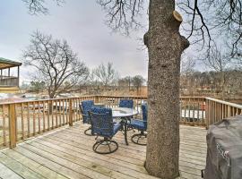 Lakefront Eucha Escape with Views and Boat Slip!，位于Eucha的酒店