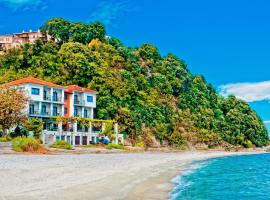 曼托斯蓝光酒店，位于阿吉奥斯伊欧尼斯的酒店