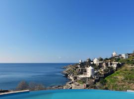 Villa Jopeli with a large swimming pool and sea view in Koundouros，位于Koundouros的酒店