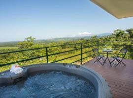 Villa Vista Hermosa - with breathtaking ocean view & WiFI，位于奎波斯城的酒店