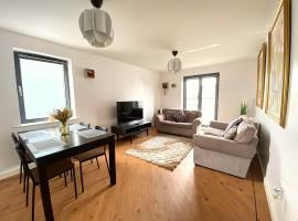 Lovely 2-Bedrooms Apartment Step to The Beach，位于斯旺西Dylan Thomas Centre附近的酒店