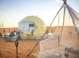 Starry Domes Desert Camp，位于Al Wāşil的酒店
