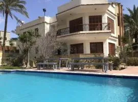 5 bdr family villa with private pool and new AC, 5 min from beach