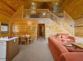 Beautiful 2 Bed Cabin with Hot Tub and Resort Pool
