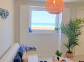 The Shore @ Atlantic Beach - Waterfront Beach House, Tiny Pool, Terrasse，位于埃斯平霍的酒店