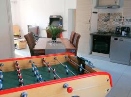 LE COCOON D'ANNABELLE - JOLIE MAISON avec JEUX ET GRAND JARDIN，位于Pierrefitte-sur-Sauldre的酒店