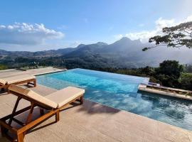 Cabaña con Espectacular Vista y Piscina Climatizada，位于查梅的酒店