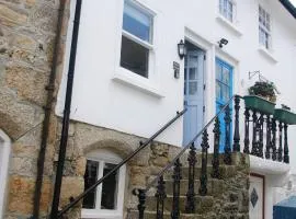 3 Bedroom Cottage minutes walk from town, harbour & Beaches.