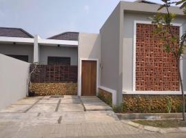 Maison de Q - 2 BR at Villa Ubud B 12 Anyer，位于Babagan的酒店