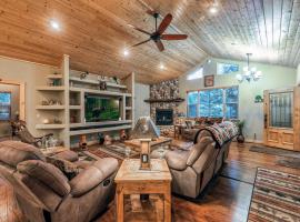 Heavenly Pines, 3 Bedrooms, Wi-Fi, Fireplace, Ramp Accessible, Hot Tub, Sleeps 6，位于鲁伊多索的酒店