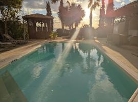 Villa Pontus - stunning views & privacy in beautiful garden with pool & hot tub，位于库克里亚神秘谷高尔夫俱乐部附近的酒店