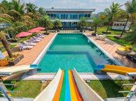 SaffronStays Palm Paradise, Kalyan Khadavli - swimming pool with water slides, gazebo and indoor games，位于Padghe的带停车场的酒店