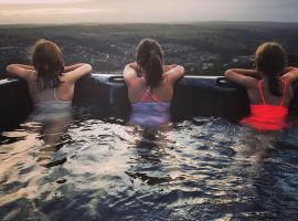 The Coach House & The Stables Yorkshire Peak District With and without hot tub options，位于Wortley的酒店