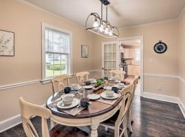 New Bern Retreat with Fire Pit about 1 Mi to Dtwn!，位于新伯尔尼的酒店