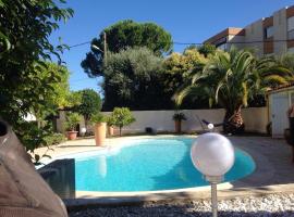 Villa de 2 chambres avec vue sur la mer piscine privee et jardin clos a Le Cannet，位于勒卡内的酒店
