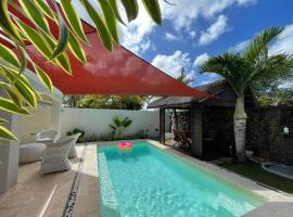 HappInès Villa 3 bedroom Luxury Villa with private pool, near all amenities and beaches，位于格兰贝伊蒙特乔伊西购物中心附近的酒店