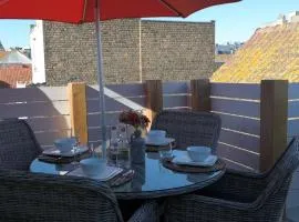 THE ROOFTOP - a trendy new apartment with airconditioning, large terrace & free parking