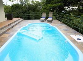 Tropical Paradise Villa - Beautiful Pool, Surrounded by Nature and Wildlife!，位于奎波斯城的酒店
