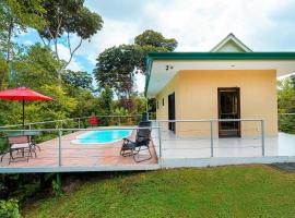 Toucan Villa Newer with WiFi & Pool - Digital Nomad Friendly，位于曼努埃尔安东尼奥的度假屋
