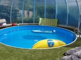 Ferienwohnung AM HOCHBERG，位于巴特基辛根的带泳池的酒店