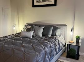Uptown Gem Spacious Condo With Parking-WiFi-10 min walk to Spectrum Center，位于夏洛特的酒店