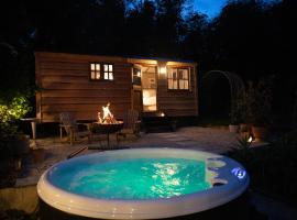 Luxury, rural Shepherds Hut with hot tub nr Bath，位于布里斯托的木屋