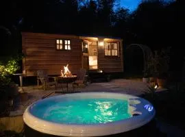 Luxury, rural Shepherds Hut with hot tub nr Bath