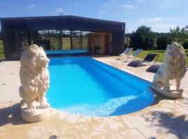 Villa élégante à Saint Clair-d'Arcey avec piscine privée，位于贝尔奈的酒店