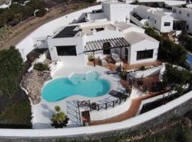 Villa Papaz - cosy spacious sea view pool，位于Conil的度假屋