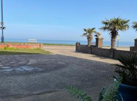 Sea View Suite, with Parking, On Tankerton Beachfront, Whitstable，位于惠茨特布尔的住宿加早餐旅馆