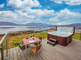 Loch Linnhe Waterfront Lodges with Hot Tubs，位于格伦科的酒店