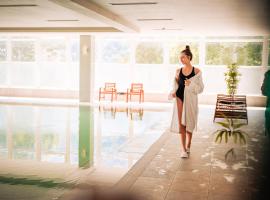 Bacolux Diana Resort, Herculane，位于伯伊莱海尔库拉内的带按摩浴缸的酒店