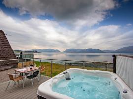 Loch Linnhe Waterfront Lodges with Hot Tubs，位于格伦科的酒店