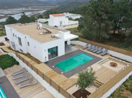 Cairnvillas Villa Flow C40 Luxury Villa with Private Swimming Pool near Beach，位于阿尔热祖尔的豪华酒店