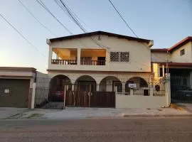 Casa Altamira，位于圣佩德罗苏拉拉蒙·比列达·莫拉莱斯国际机场 - SAP附近的酒店