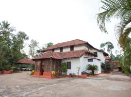 Sardar Bahadur's Heritage Bungalow Estate Stay，位于Napoklu的酒店