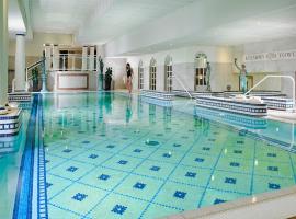 基拉尼塔休闲中心酒店，位于基拉尼的带按摩浴缸的酒店