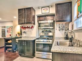 Lovely Dearborn Home with Gas Grill and Backyard!，位于迪尔伯恩的酒店
