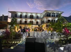 Hotel y Restaurante Las Adas y Estrellas，位于Ciudad Melchor de Mencos的酒店