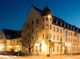 Hotel Gumberger GmbH Garni，位于弗赖兴附近诺伊法尔恩的带停车场的酒店