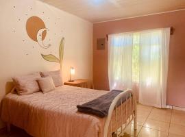 Charming Casa Aura, near lake Arenal in Nuevo arenal, pet friendly- Casas Airelibre，位于纽沃阿雷纳尔的酒店