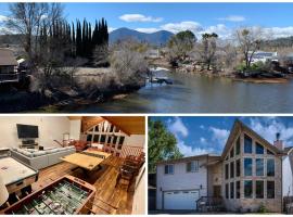 Stunning 3,400 sq ft Lake House w Boat Dock, Sauna, Steam Shower, and More，位于Clearlake Oaks的酒店