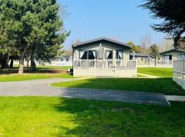 Reynards Retreat Lodge with Hot Tub