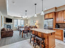 Modern Condo - Great Location!，位于Bear Valley的酒店