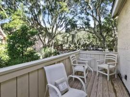 New Pics! Harbour Town 3BR/3BA - Pool Access - Book Now，位于希尔顿黑德岛的酒店