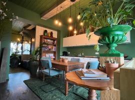 Plantkot -Boekenkot -Kunstkot en love kot，位于Poelkapelle的酒店