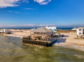 West Beach - Stay ON the sand! Gulf views galore, only steps to the shore! home，位于多芬岛的酒店