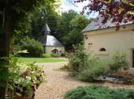 Le Logis du Pressoir Self Catering Gites in beautiful 18th Century Estate in the heart of the Loire Valley with heated pool and extensive grounds.，位于Brion的带停车场的酒店