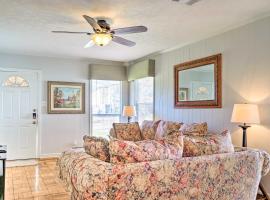 Pet-Friendly Home with Patio - 3 Mi to Houston Zoo!，位于休斯顿的酒店