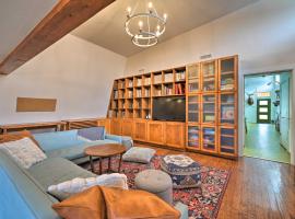 Bohemian Home with Screened Porch, 3 Mi to Lake!，位于Stillwater Regional Airport - SWO附近的酒店
